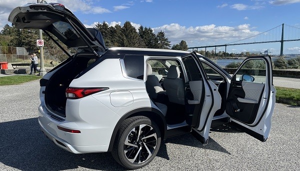 Mitsubishi outlander suv van executive car rental van vancouver 2